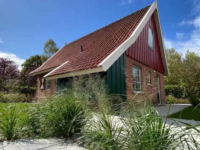 De woning is midden op het kavel gelegen. Aan alle kanten tuin Dus er is altijd wel een zon of schaduwplekje in de tuin te vinden.